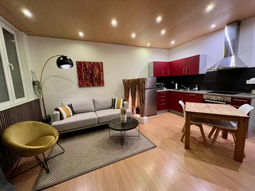 un salon avec un canapé et une table dans l'établissement Jadore - Appartements meublés Mulhouse Ville, à Mulhouse