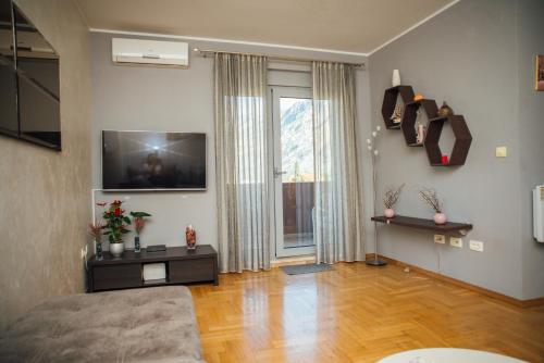 Una televisión o centro de entretenimiento en Sea view apartment in Kotor ! Apartment Popica
