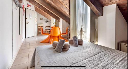 a bedroom with a bed with two pillows on it at Chalet Mia[Torino centro-Porta Nuova-Museo Egizio] in Turin