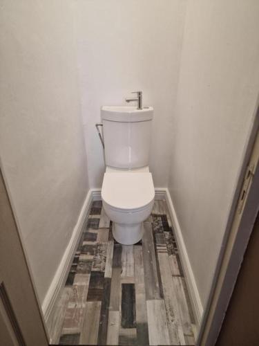 une salle de bain avec des toilettes blanches dans une chambre dans l'établissement Welcome to Taylorre BRITANY, à Carcassonne