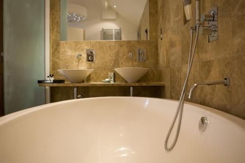 Un baño de The Rooms Lytham