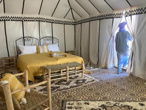 1 dormitorio con 1 cama en una tienda de campaña en Bivouac Erg chegaga, en Zagora