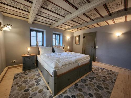 um quarto com uma cama grande e um tecto em caixote em außergewöhnliches, historisches, spätgotisches Wohnhaus von 1519, Gries 5 em Gera