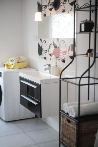 a white bathroom with a sink and a mirror at Zielono Mi Apartament z kominkiem & Pokoje z pięknym widokiem in Janowiec