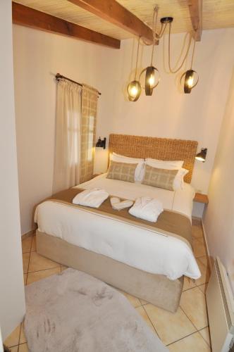 Кровать или кровати в номере Parnassos Chalets
