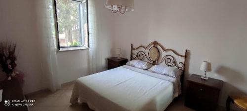 a bedroom with a bed and a window at Mary Casa Vacanza in Monterotondo