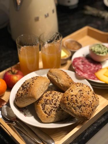 une assiette de pain sur une table avec des verres de jus dans l'établissement Cottage du Samson - Homestay, 2nd floor, à Mozet 