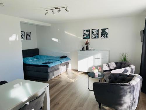 sala de estar con cama y sofá en Zollernalb-Apartment MG, en Albstadt