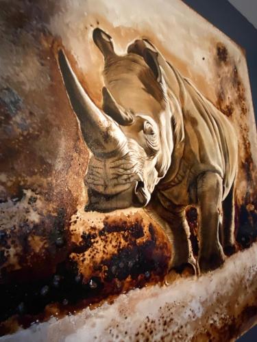 a painting of a rhino on a wall at Le Clos maison 3 chambres avec extérieur et parking Epernay centre in Épernay