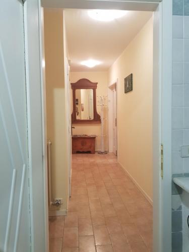 pasillo de un baño con lavabo y espejo en Appartamento San Francesco, en Cavizzana