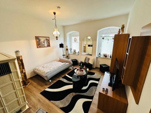 sala de estar con cama y alfombra en Gemütliche Wohnung in Grünhainichen Erzgebirge, en Grünhainichen