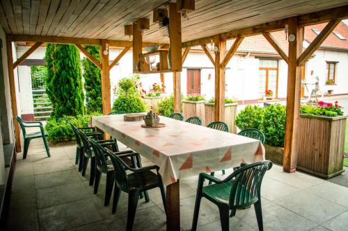 un patio con mesa y sillas en Poezelhoekvallei Loft en Zonnebeke