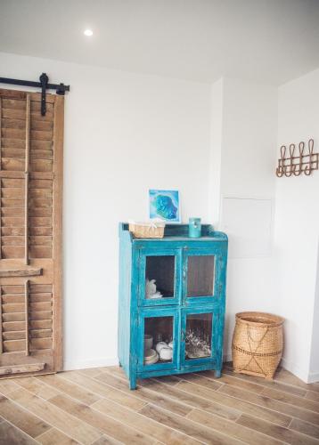 ein blauer Schrank in einem Raum neben einer Tür in der Unterkunft T1 Villa Romantique Reve d'ailleurs St Leu in Saint-Leu