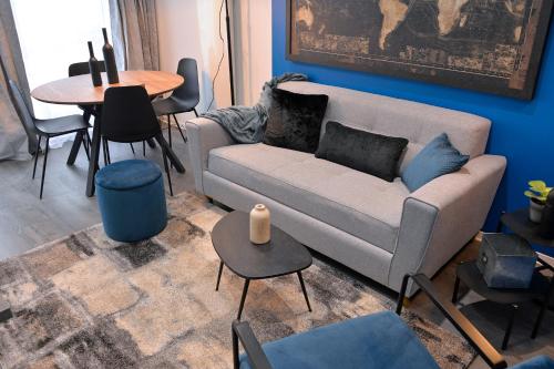 un salon avec un canapé et une table dans l'établissement Les suites du centre historique, à Colmar