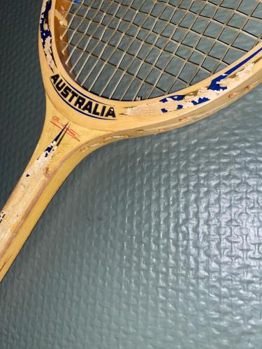 a wooden tennis racket sitting on top of a table at Le Clos maison 3 chambres avec extérieur et parking Epernay centre in Épernay