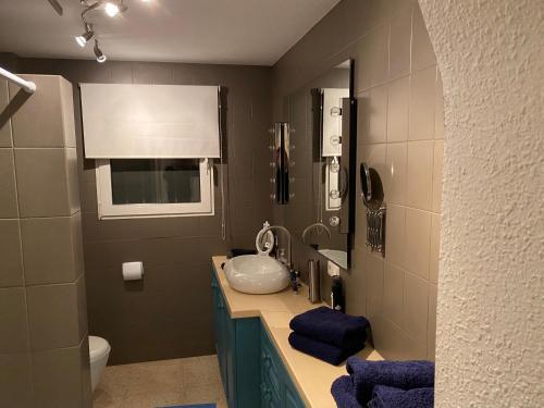 La salle de bains est pourvue d'un lavabo et de toilettes. dans l'établissement La Morada, à Altea