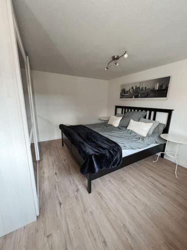 um quarto com uma cama e uma mesa em Gemütliche Wohnung in Bleckede an der Elbe em Bleckede