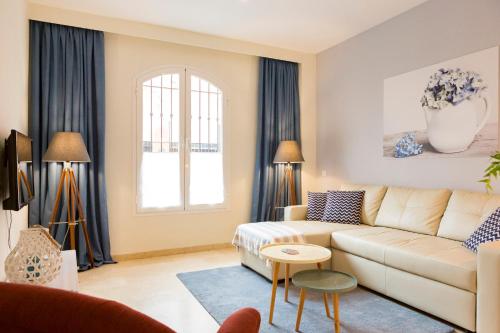 Agua VI & seasonal pool by ELE Apartments