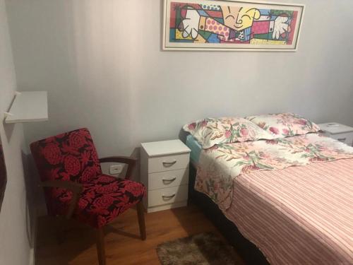 1 dormitorio pequeño con 1 cama y 1 silla en Sua Casa Em Maringá! en Maringá