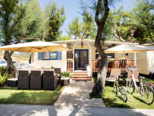 Nice mobile home in Cupra Marittima with private garden