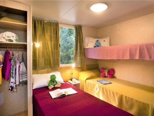 una piccola camera con due letti e una finestra di Pleasant holiday home in Cupra Marittima with garden a Cupra Marittima