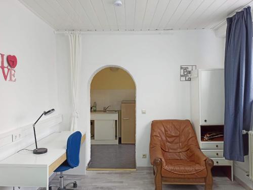 una oficina con escritorio, silla, escritorio y silla en Charlotte House Heidelberg, en Dossenheim