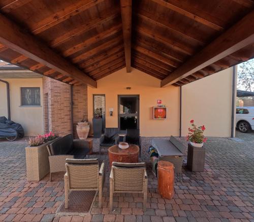 a patio with a couch and chairs and a table at Hotel Air Bag in Lodi