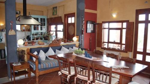 een woonkamer met een tafel en een bank bij Villa Rodialos in Panormos Rethymno