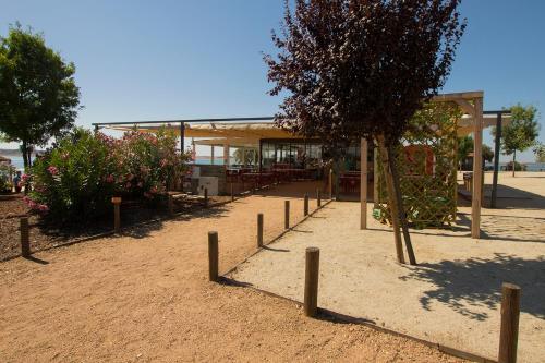 a park with a tree and a building at Iate Glória Sem-fim Monsaraz in Monsaraz