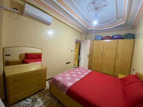 um quarto com uma cama e uma cómoda em coop auberge trt em Taourirt