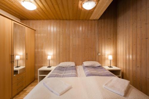 1 dormitorio con 1 cama grande y 2 mesitas de noche en Guesthouse Galtafell en Reikiavik