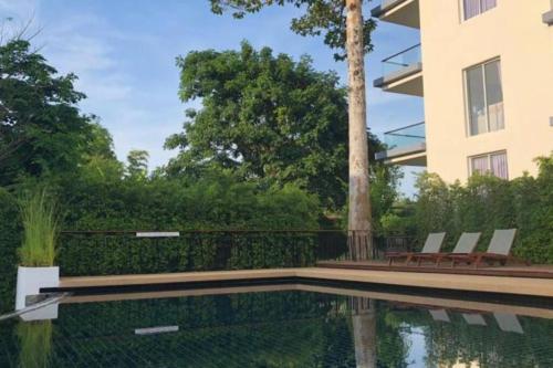 uma casa com piscina em frente a um edifício em Chaweng Beach Apartment 1 Schlafzi-1Wohnzi-Pool-Fitnes em Ban Ko Khwan