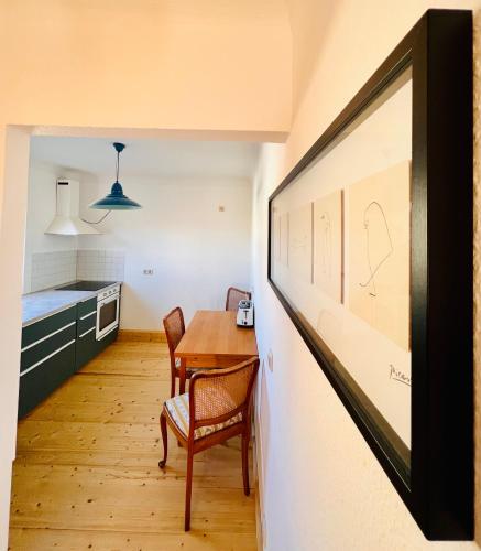 a kitchen with a table and a dining room at Kuschelige helle Ferienwohnung in Gotha