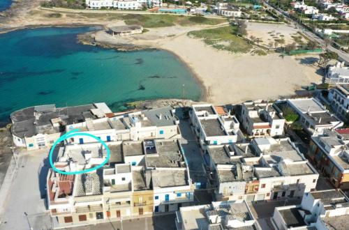 ヴィッラノーヴァ・ディ・オストゥーニにあるCasa Heliosのビーチのある村の航空写真