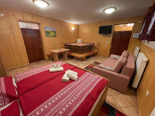 - une chambre avec un lit, un canapé et une baignoire dans l'établissement Apartment & Studio Forest Paradise, à Cerkno