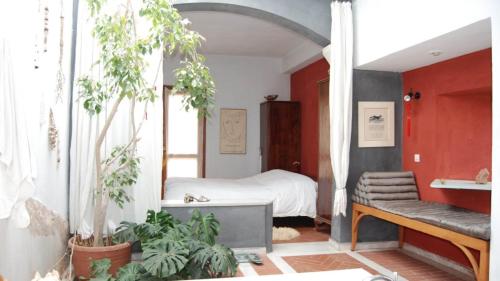 een slaapkamer met een bed en planten erin bij Villa Rodialos in Panormos Rethymno