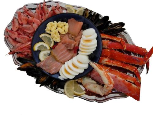 un plato de comida con marisco en un plato en Utsikten en Gjesvær