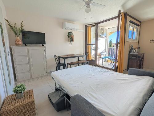 Posteľ alebo postele v izbe v ubytovaní Appartement avec CLIMATISATION, proche golf et île des loisirs