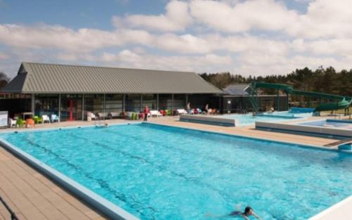 een groot zwembad voor een gebouw bij waddenlief in Ballum