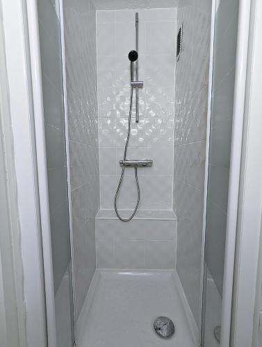 d'une douche avec une porte en verre. dans l'établissement Appartement avec CLIMATISATION, proche golf et île des loisirs, au Cap d'Agde