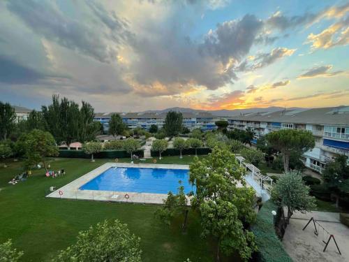 una vista aérea de una piscina en un parque en Loft near mountain range. 30 minutes to Madrid 