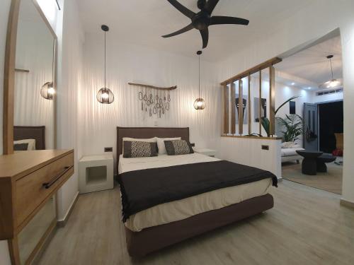 Schlafzimmer mit einem Bett und einem Deckenventilator in der Unterkunft Costa Bianco Luxury Home in Agios Nikolaos