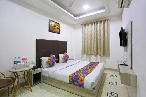 Postel nebo postele na pokoji v ubytování Hotel Sterling Inn, New Delhi