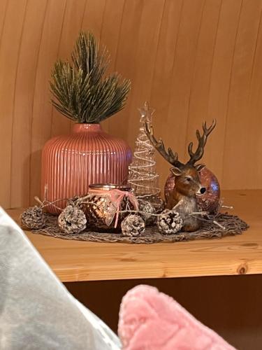 a table with christmas decorations and a vase at Igluhut Tiny House Bayerischer Wald in Zachenberg
