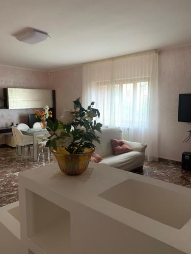 ein Wohnzimmer mit einem Sofa und einem Tisch in der Unterkunft Nel cuore di Amantea in Amantea