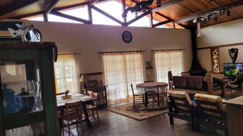 a living room with a table and chairs at MonteVerdeMG, Fibra Óptica, fácil acesso, térrea . in Monte Verde