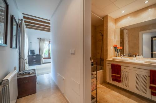 een badkamer met een wastafel en een spiegel bij Stunning detached Villa in El Valle Golf Resort - ZO24EV in Murcia