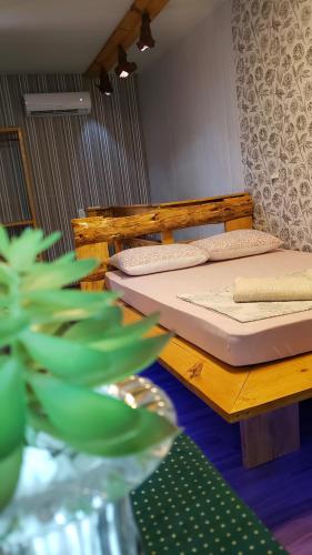 a room with two beds on a table with a plant at Apart-Container Penha in Navegantes