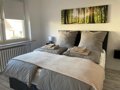 a bed with two pillows on it in a bedroom at Gemütliche 3Zi Ferienwohnung in Hiddenhausen