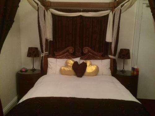 A bed or beds in a room at 6 Caberfeidh( Blue House ) 